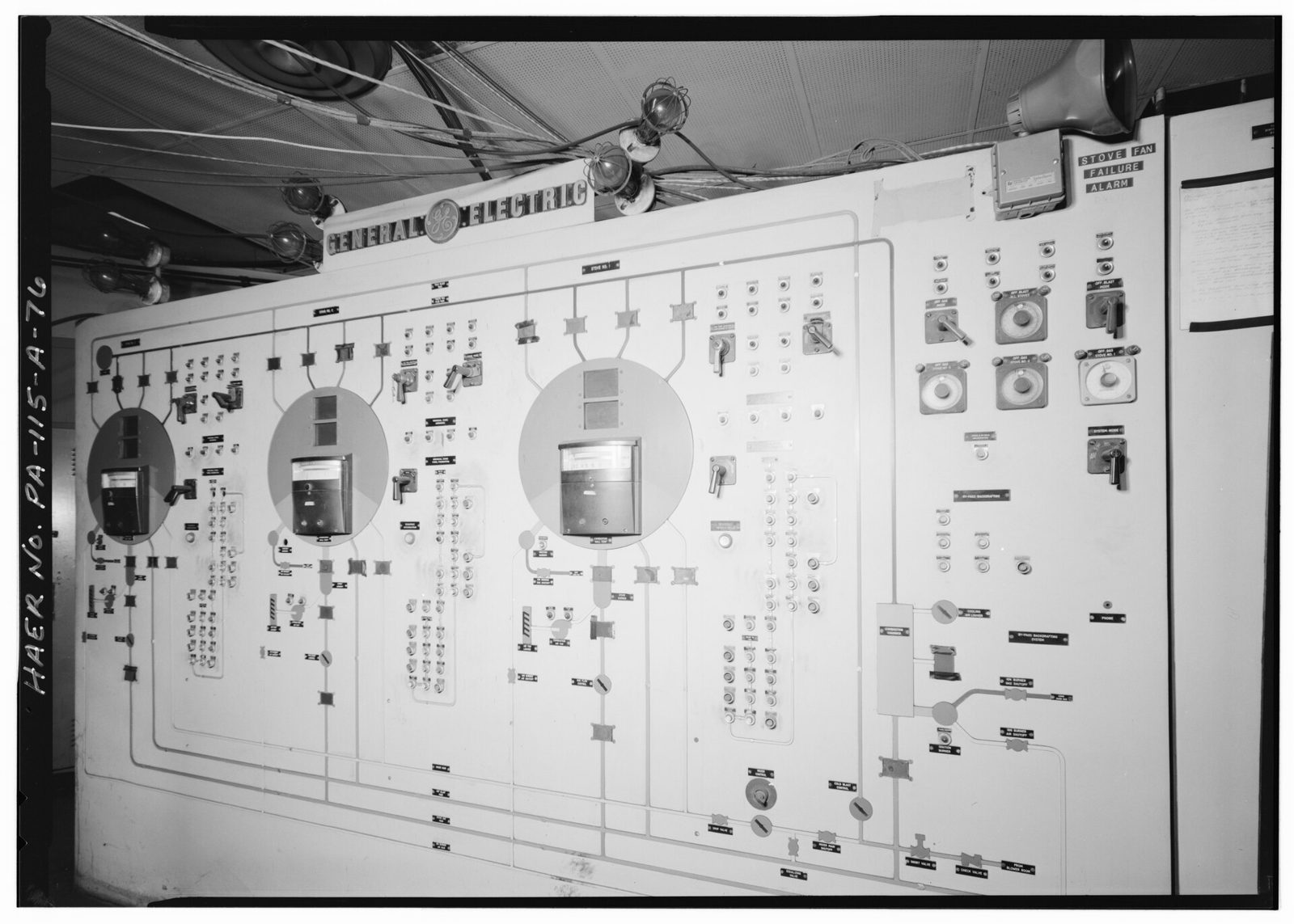 Un tablero de control industrial con perillas e interruptores, fotografía de archivo.
