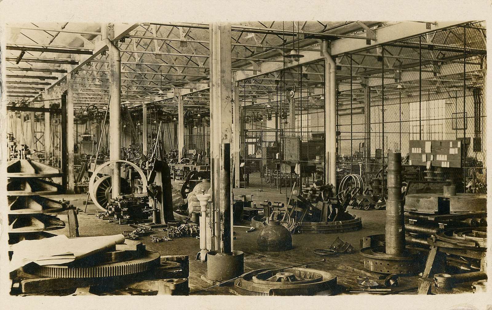 Un taller de maquinado histórico con filas de máquinas herramienta.