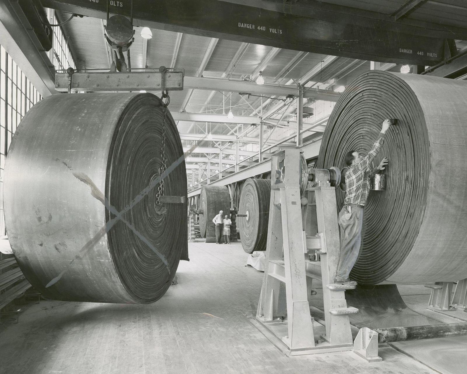 Tambores industriales grandes en un piso de producción, fotografía de archivo.