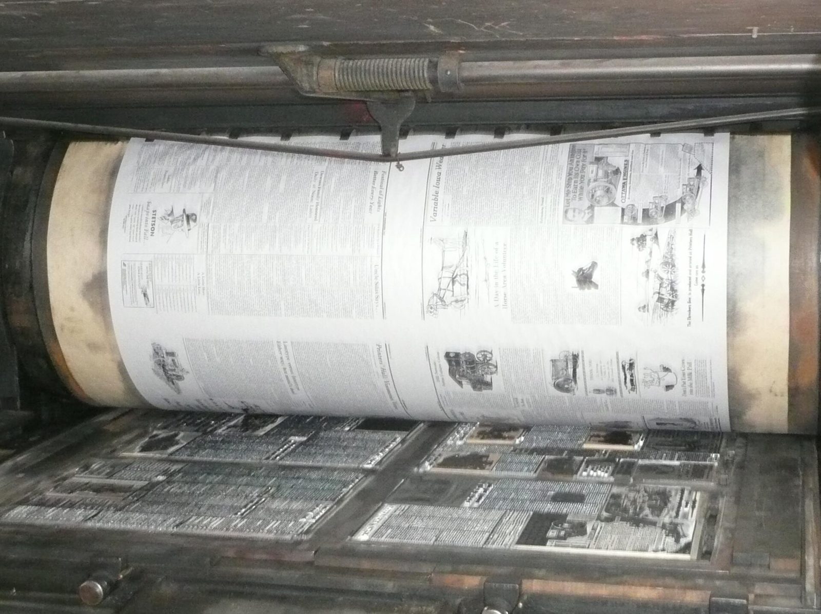 Platina y cilindro de impresión de una prensa plana Miehle.