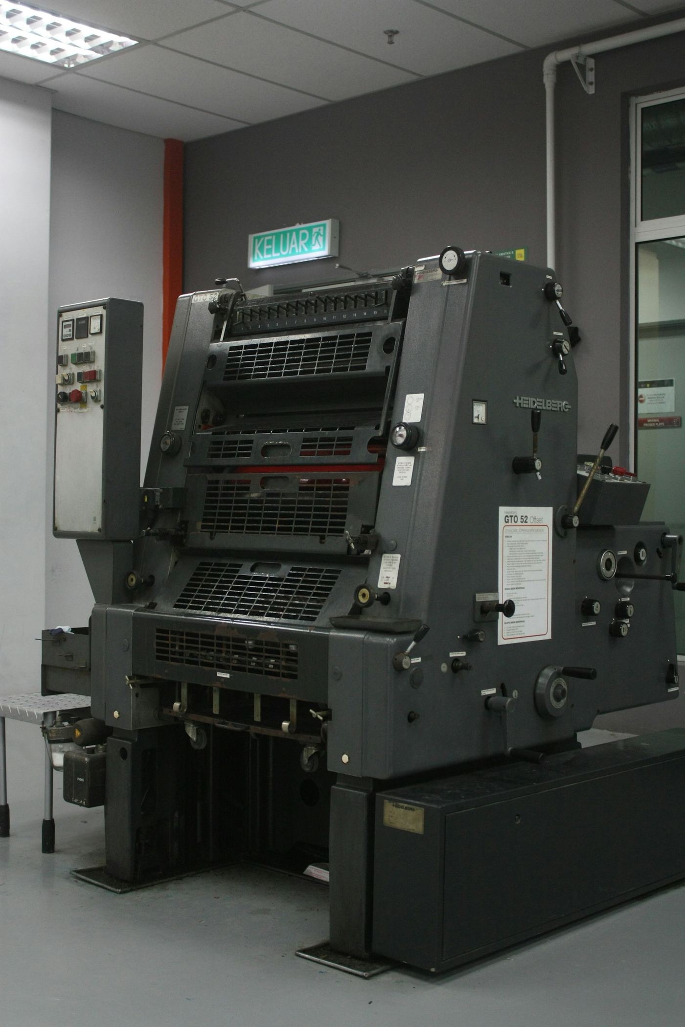 Una prensa offset Heidelberg GTO en un taller de impresión, sin personas en la imagen.