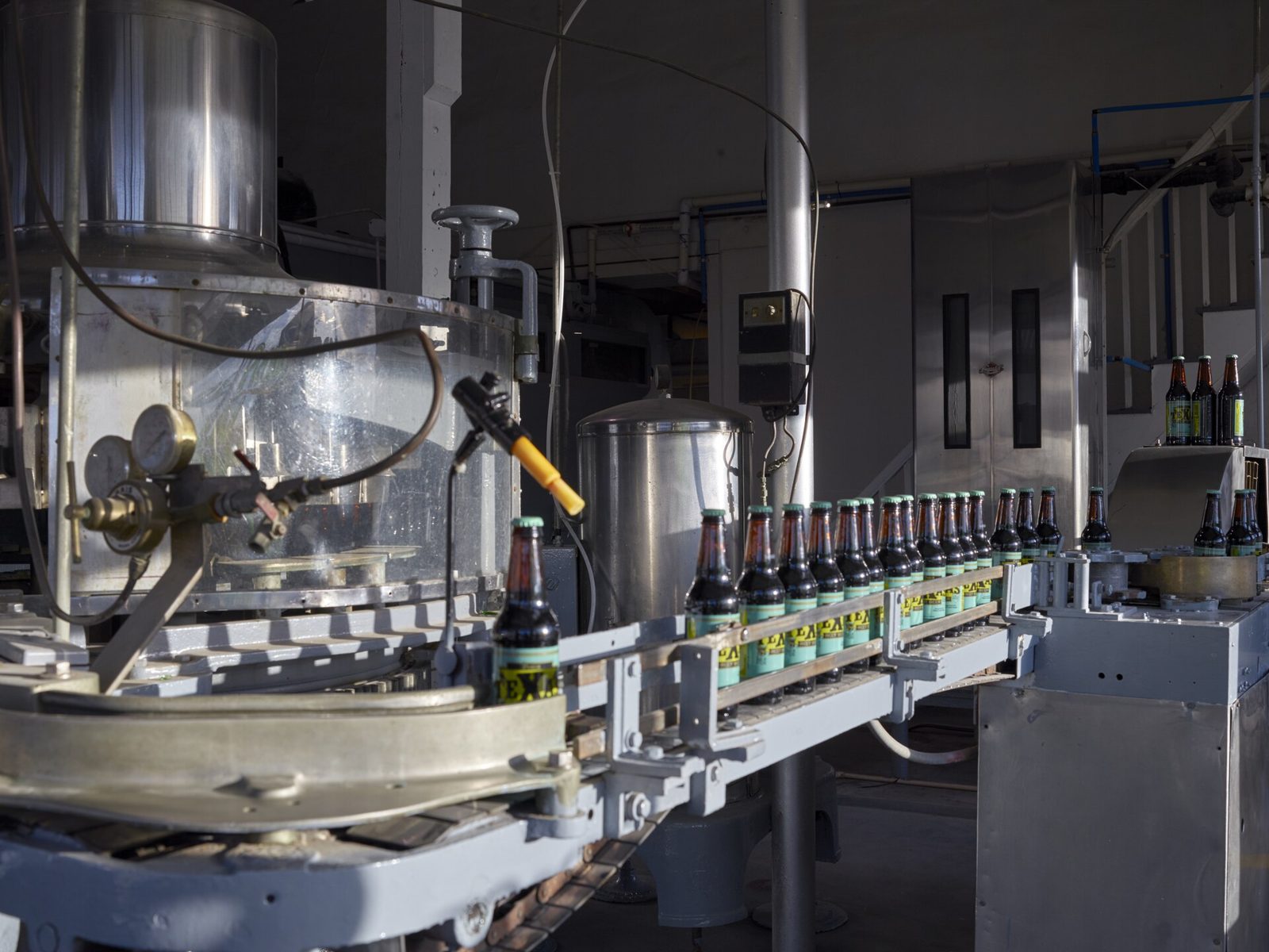 Una línea de embotellado y llenado con transportadores.
